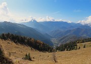 51 Dal Passo di Monte Colle (1958 m) vista sulla valle di Piazzatore